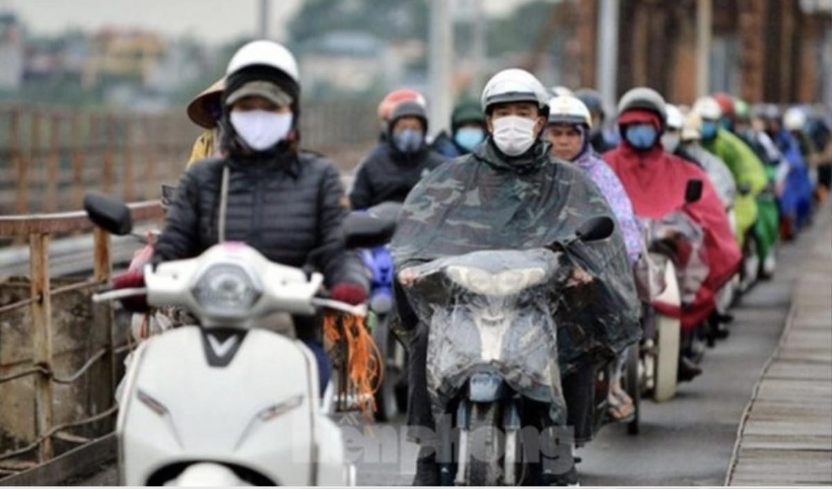 Hà Nội đón không khí lạnh đầu mùa, miền Bắc chìm trong cơn mưa mát Ảnh 1