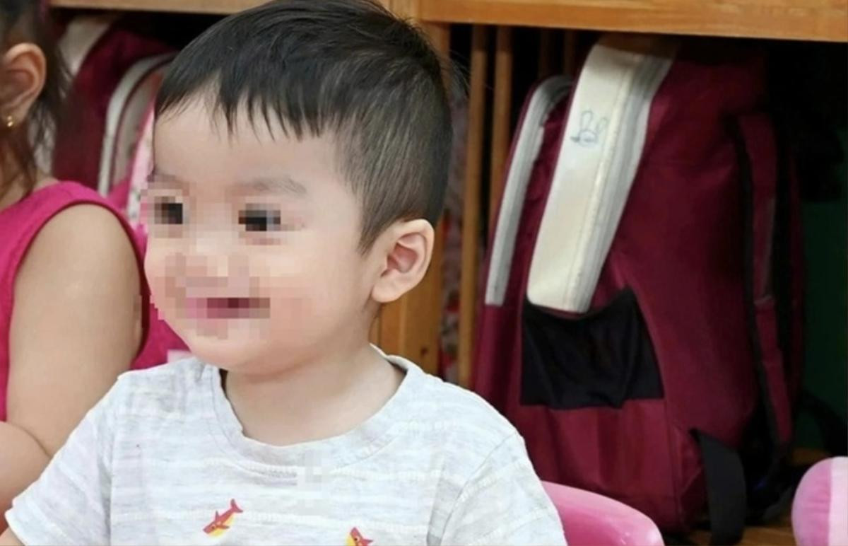 Bé trai 2 tuổi tử vong bất thường sau bữa ăn trưa: Camera lớp học hé lộ gì? Ảnh 1