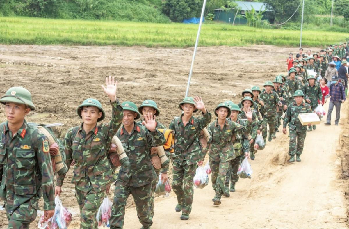Anh Hoàng Văn Thới bật khóc nức nở, chia tay các chiến sĩ rời Làng Nủ Ảnh 1