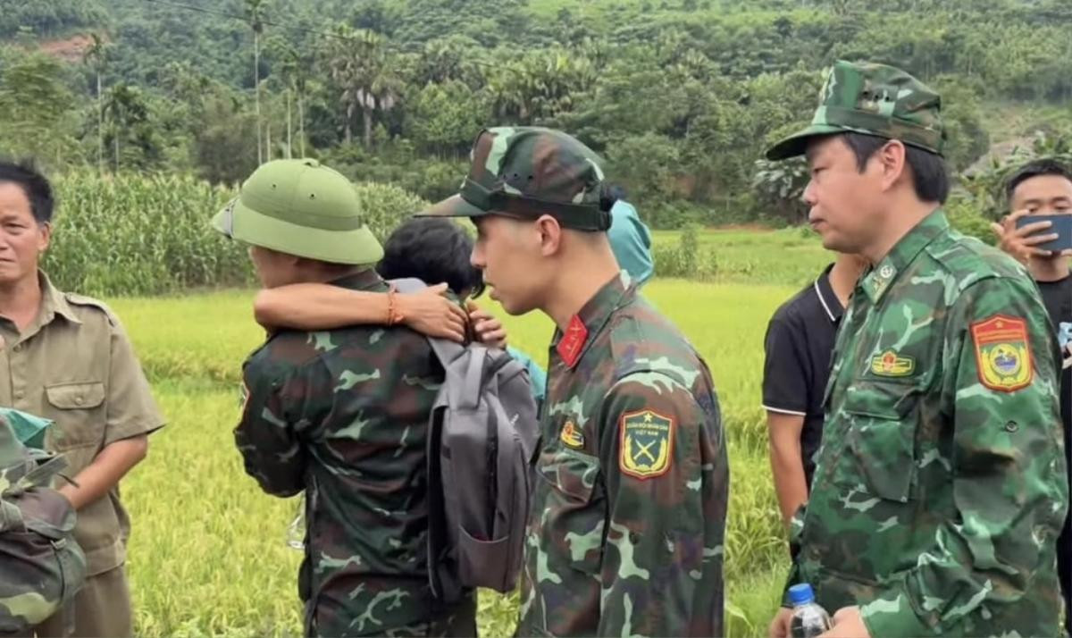 Anh Hoàng Văn Thới bật khóc nức nở, chia tay các chiến sĩ rời Làng Nủ Ảnh 4
