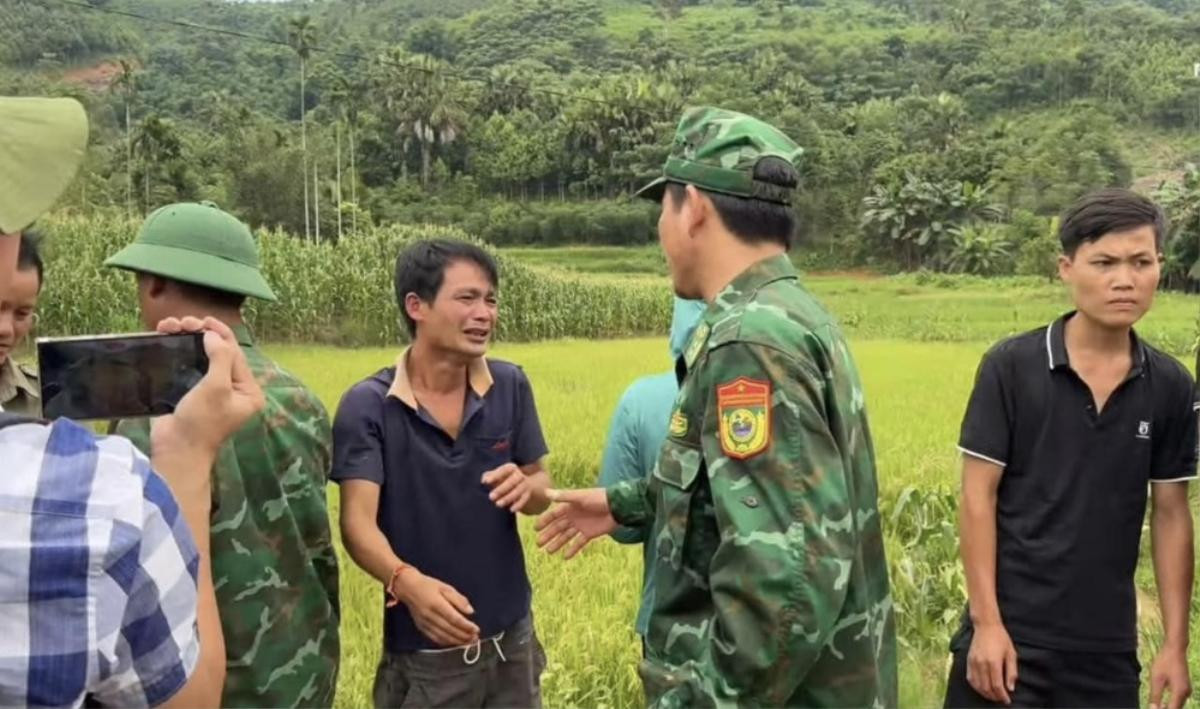 Anh Hoàng Văn Thới bật khóc nức nở, chia tay các chiến sĩ rời Làng Nủ Ảnh 3