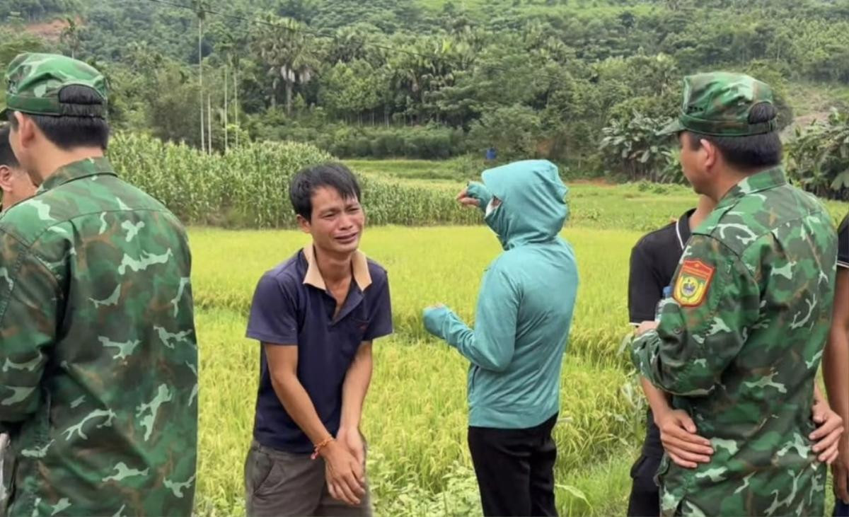 Anh Hoàng Văn Thới bật khóc nức nở, chia tay các chiến sĩ rời Làng Nủ Ảnh 2