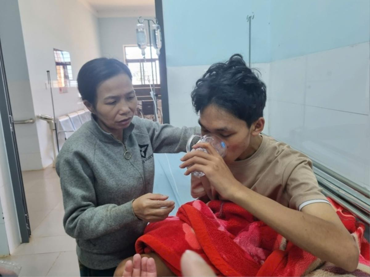Đi xem câu cá rồi ngủ quên, nam thanh niên bị mắc kẹt giữa nước lũ suốt 9 ngày Ảnh 1