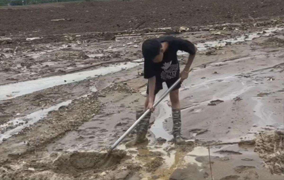 Bé Phúc ở Làng Nủ nghẹn ngào sau 17 ngày mẹ bị vùi lấp: Con nhớ mẹ lắm! Ảnh 1