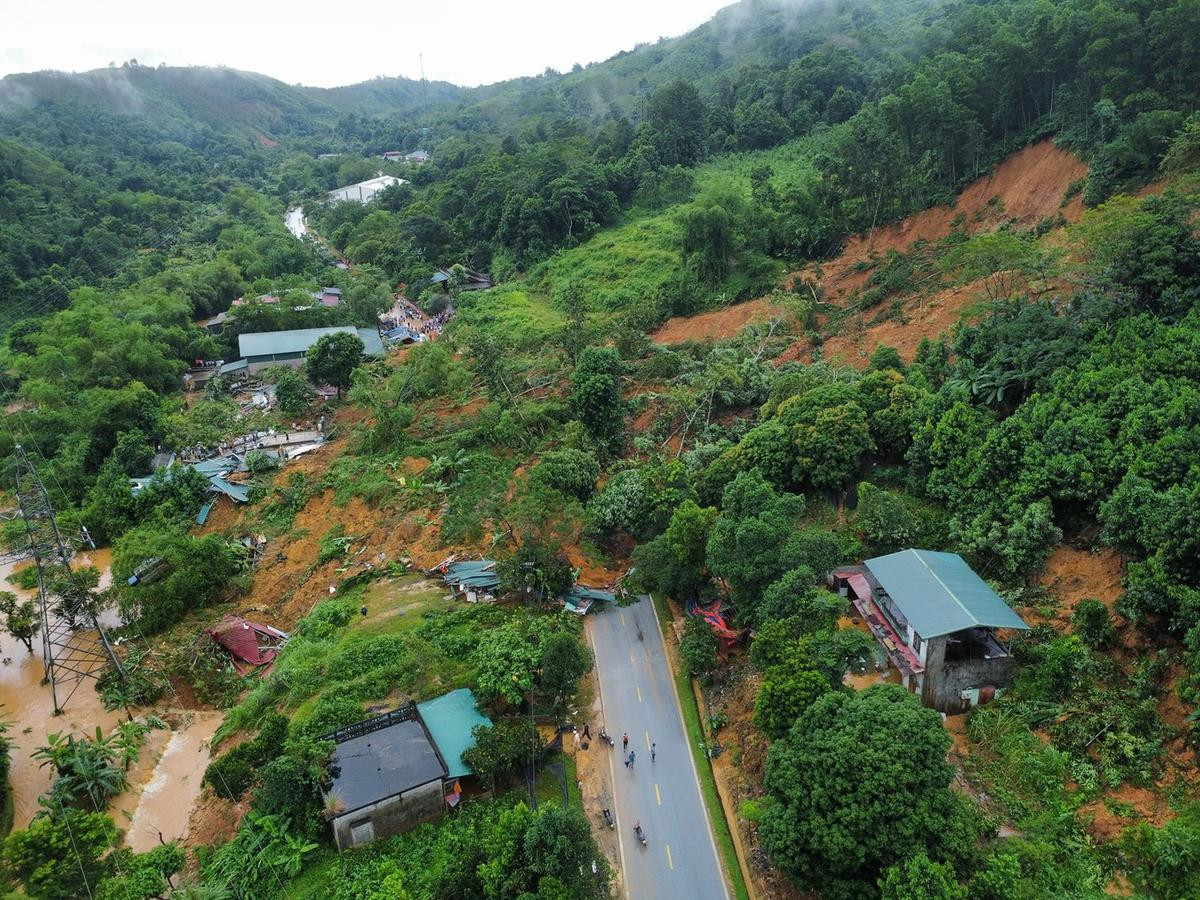Sạt lở đất ở Hà Giang: 11 người thương vong, cuốn trôi 1 xe khách Ảnh 1