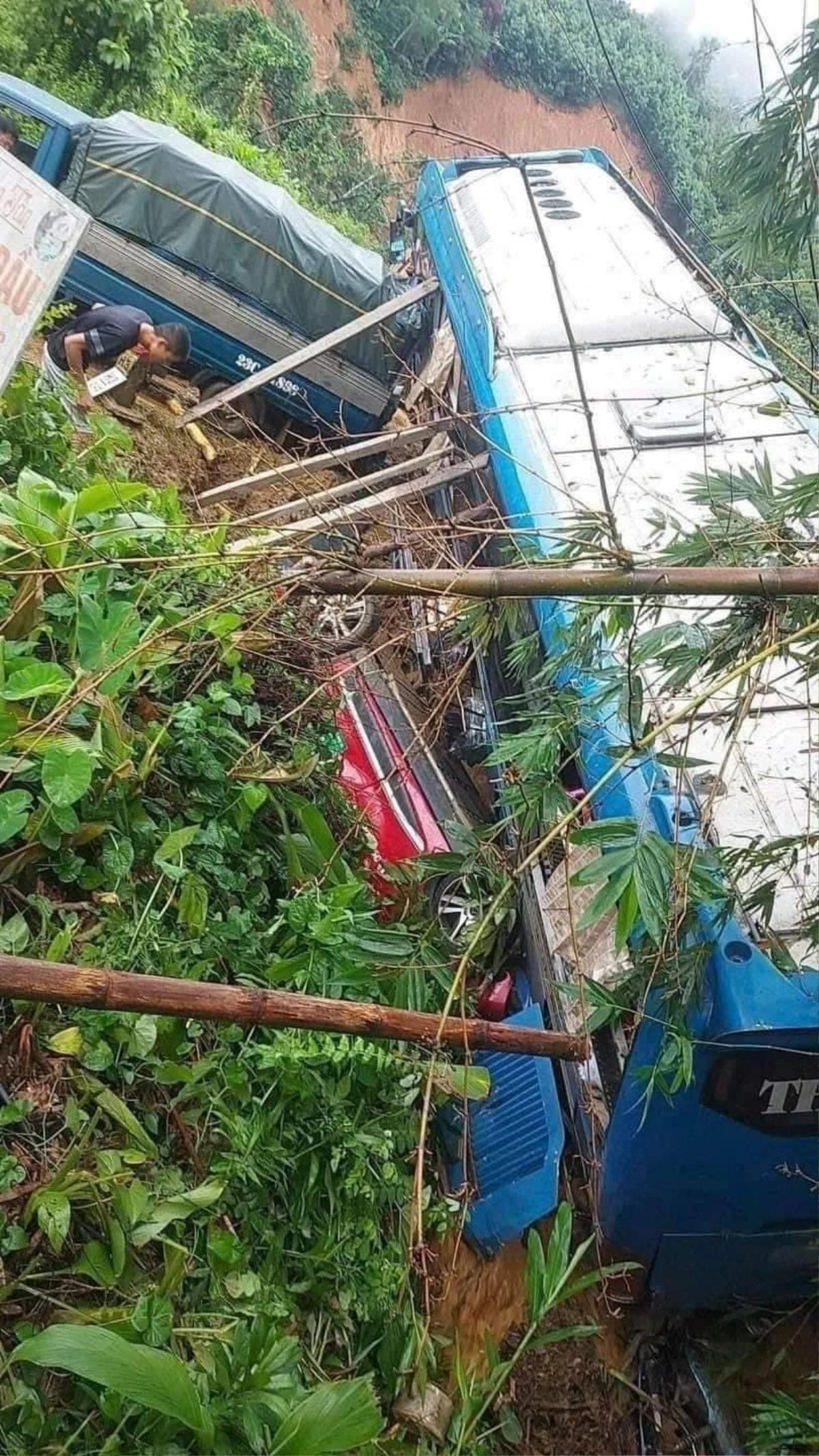 Sạt lở đất ở Hà Giang: 11 người thương vong, cuốn trôi 1 xe khách Ảnh 2