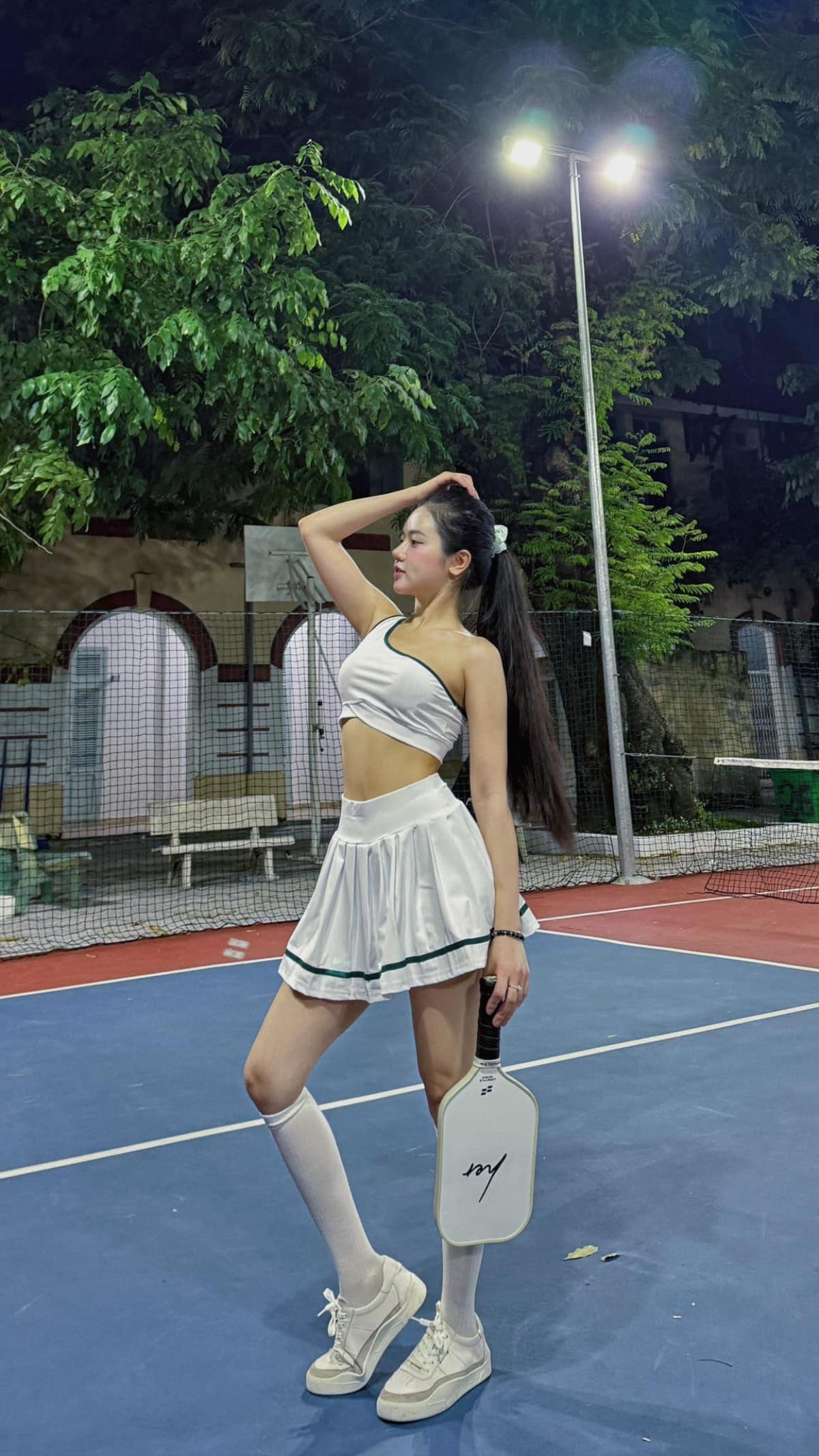 Có thể là hình ảnh về 1 người và đang chơi tennis
