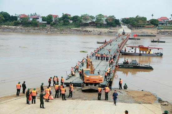 Cầu phao Phong Châu tạm dừng hoạt động