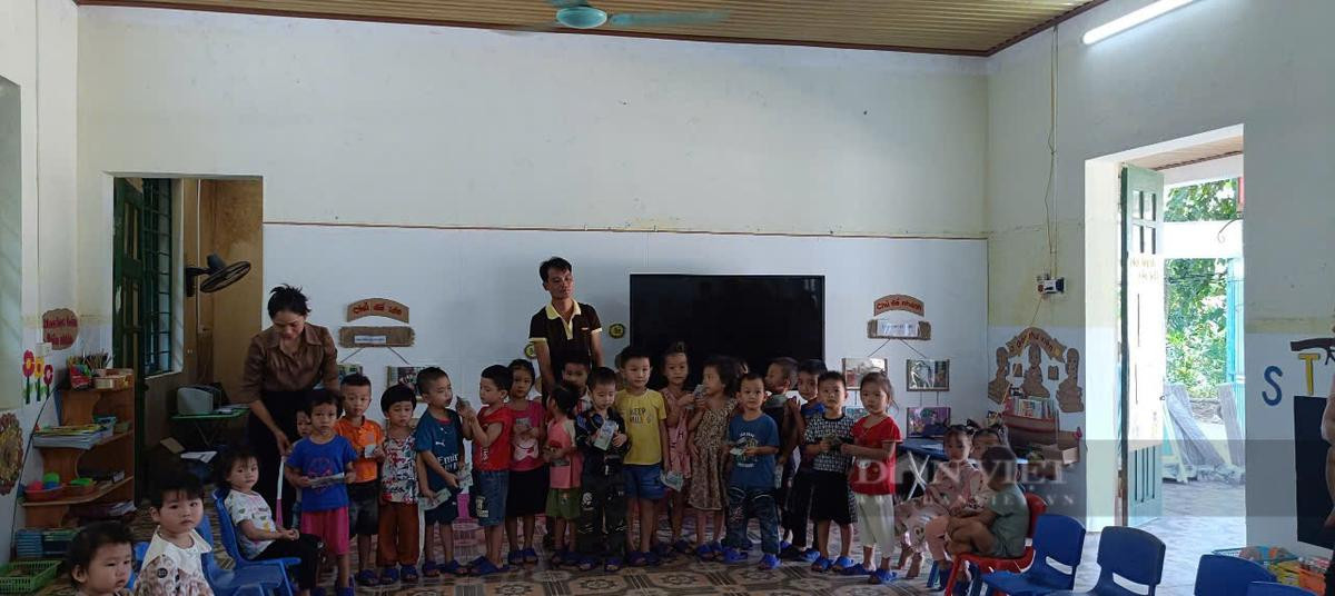 Xúc động anh Thới tặng học sinh mầm non Làng Nủ 32 triệu kèm lời nhắn: 'Học thay cho con chú nhé' Ảnh 1