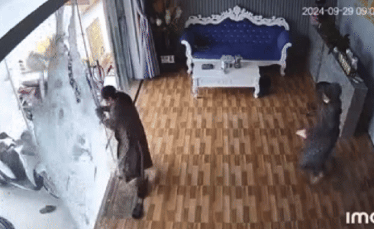 Clip: Cửa kính bất ngờ vỡ tan tành, người phụ nữ may mắn thoát chết, chuyên gia lên tiếng cảnh báo Ảnh 1
