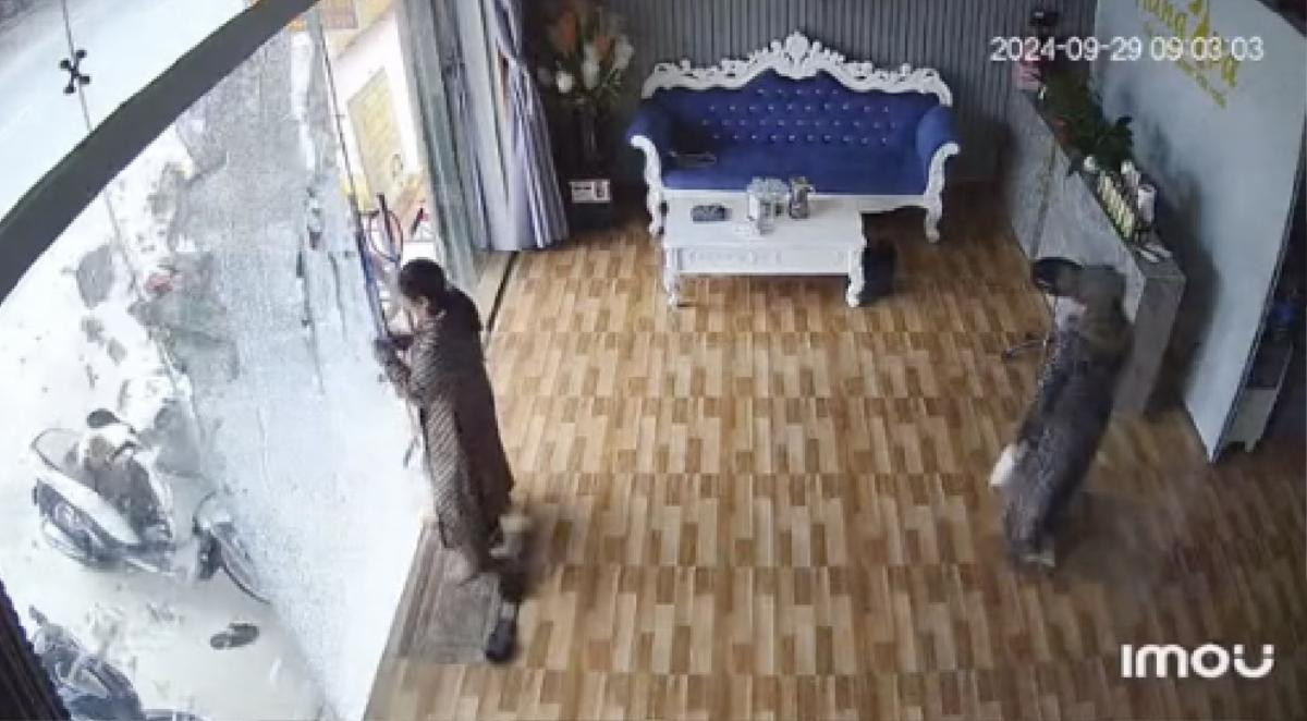 Clip: Cửa kính bất ngờ vỡ tan tành, người phụ nữ may mắn thoát chết, chuyên gia lên tiếng cảnh báo Ảnh 2