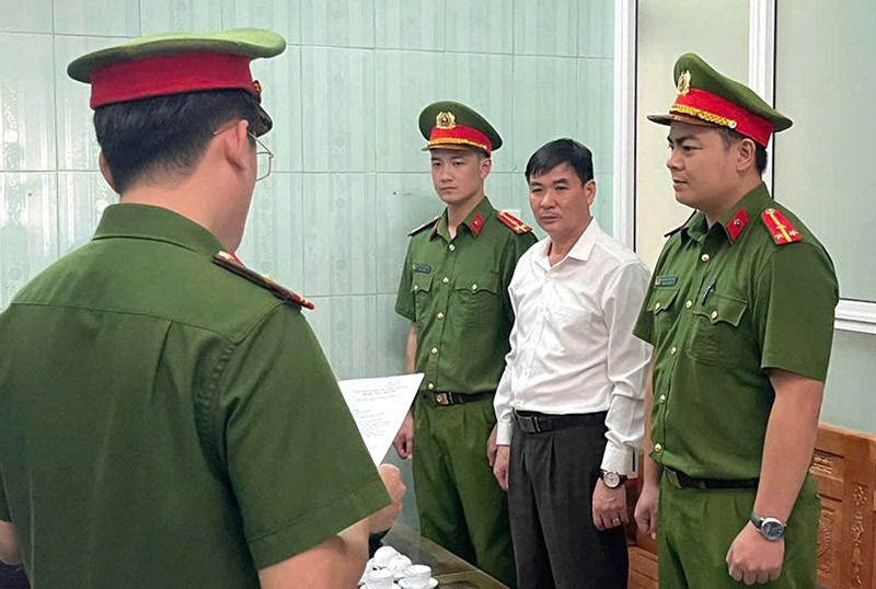 Quảng Bình: Làm giả giấy tờ, chủ tịch và cán bộ địa chính xã bị bắt - Ảnh 1.