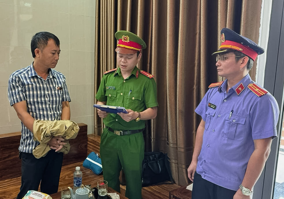Quảng Bình: Làm giả giấy tờ, chủ tịch và cán bộ địa chính xã bị bắt - Ảnh 2.
