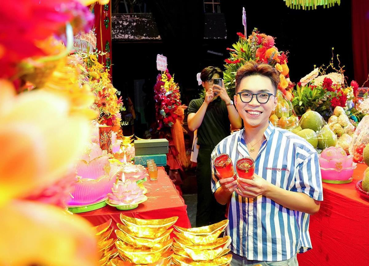 Có thể là hình ảnh về 2 người, hoa và đền thờ