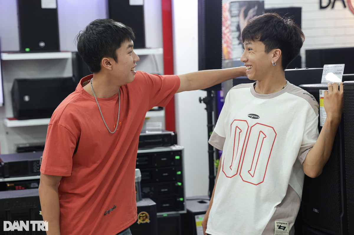 Đi Giữa Trời Rực Rỡ bị tẩy chay vì quảng cáo lộ liễu, netizen mỉa mai 'phim nhạt nên cần nước mắm' Ảnh 4