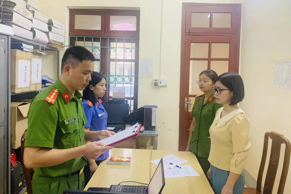 Nữ Hiệu trưởng ở Hà Giang 'bòn rút' tiền ăn của học sinh bị khởi tố Ảnh 1