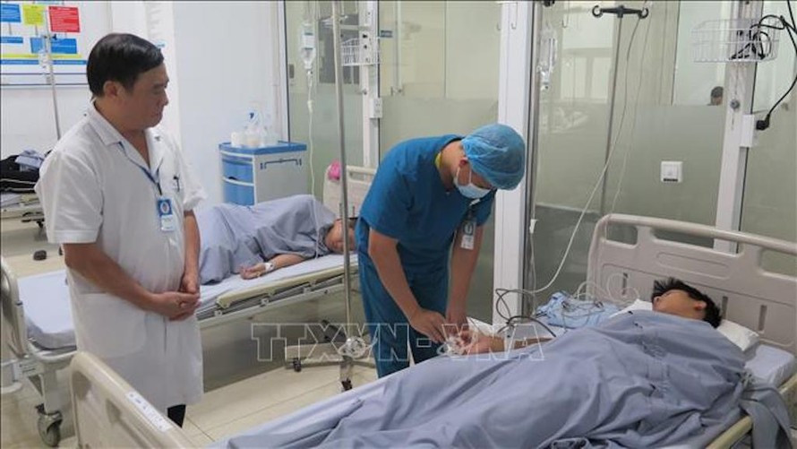 Bác sỹ theo dõi tình trạng của bệnh nhân.