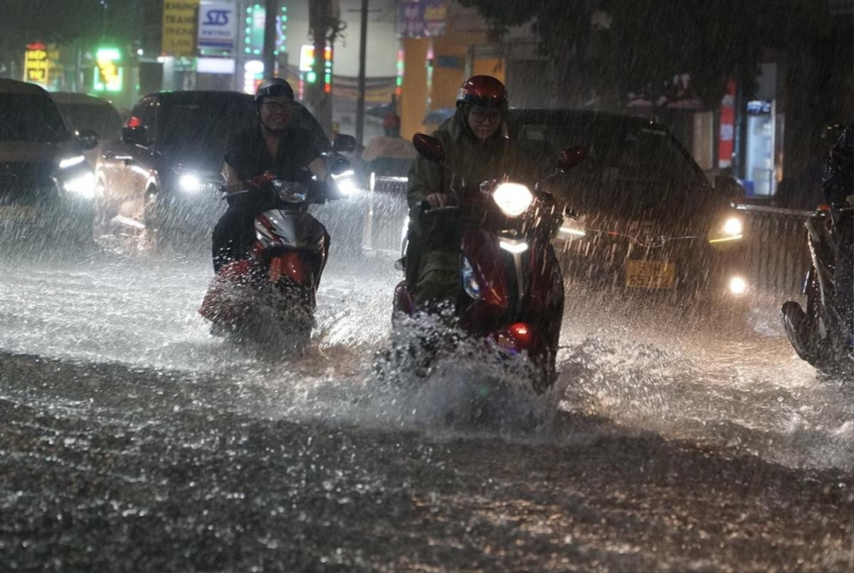 Dự báo thời tiết hôm nay 11.10: Nhiều nơi mưa lớn, cảnh báo lốc xoáy nguy hiểm Ảnh 2