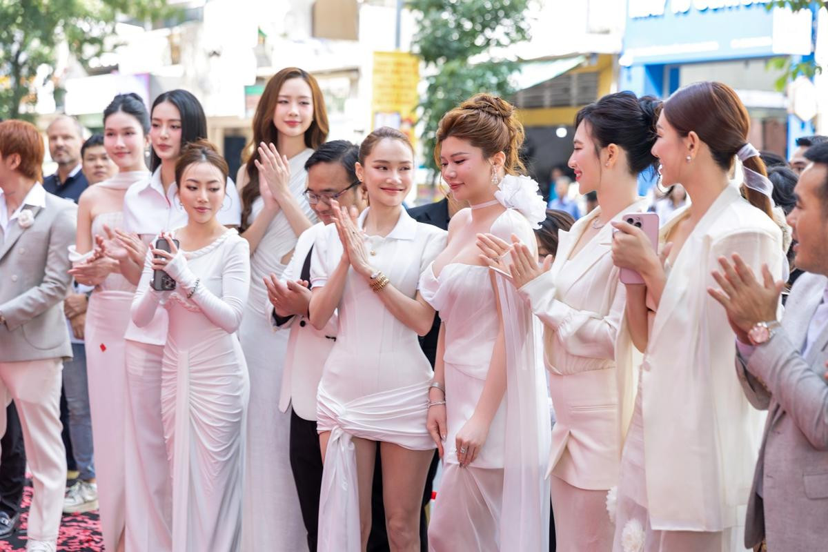 Nhã Phương khoe vòng eo 56 sau 2 lần sinh nở, U40 đẹp không kém hoa hậu Ảnh 4
