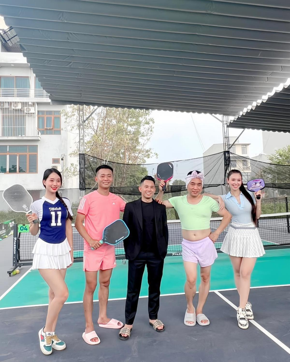 Quang Linh Vlogs gây sốc với hình ảnh nữ tính ngày càng rõ nét Ảnh 2