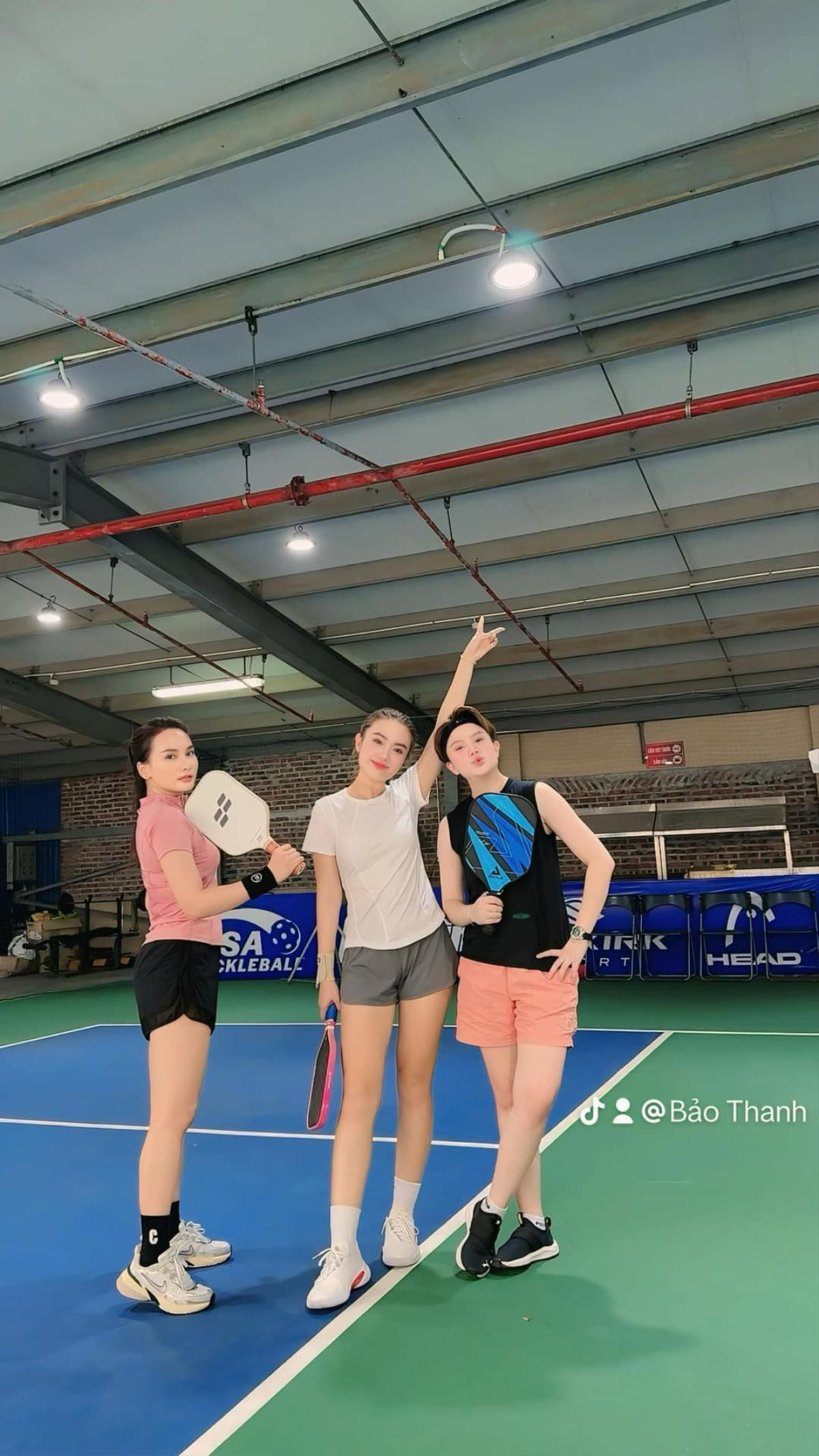 Có thể là hình ảnh về 3 người, mọi người đang chơi tennis, những người đang trượt patanh và văn bản