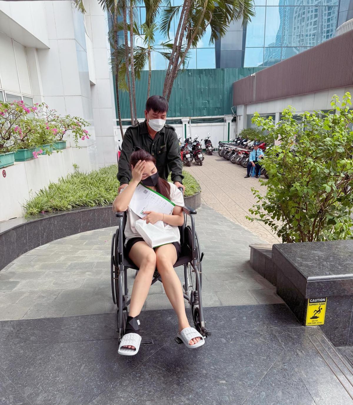 Bảo Thanh gặp chấn thương nghiêm trọng, phải ngồi xe lăn Ảnh 1