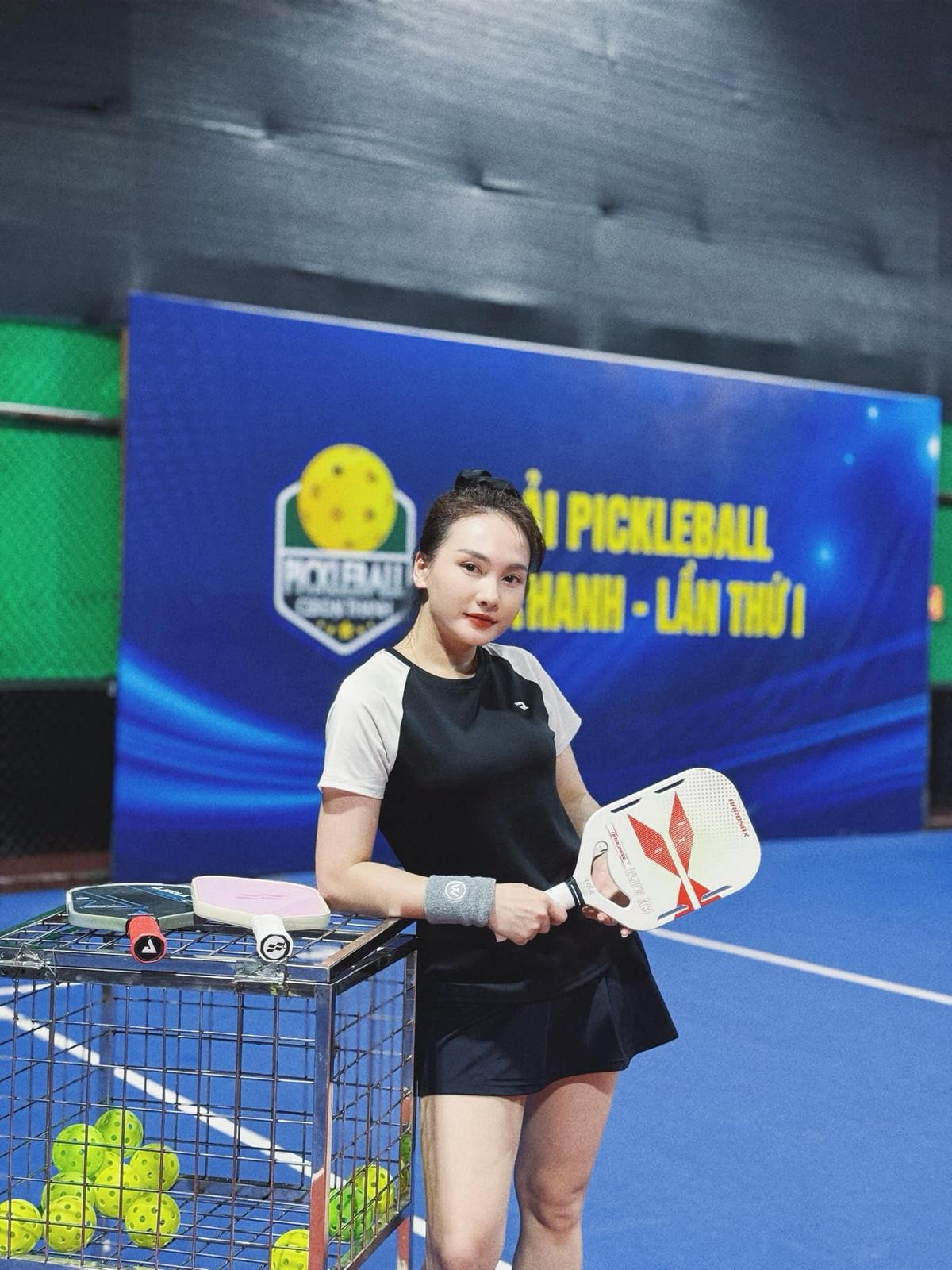 Có thể là hình ảnh về 1 người, đang chơi tennis và văn bản