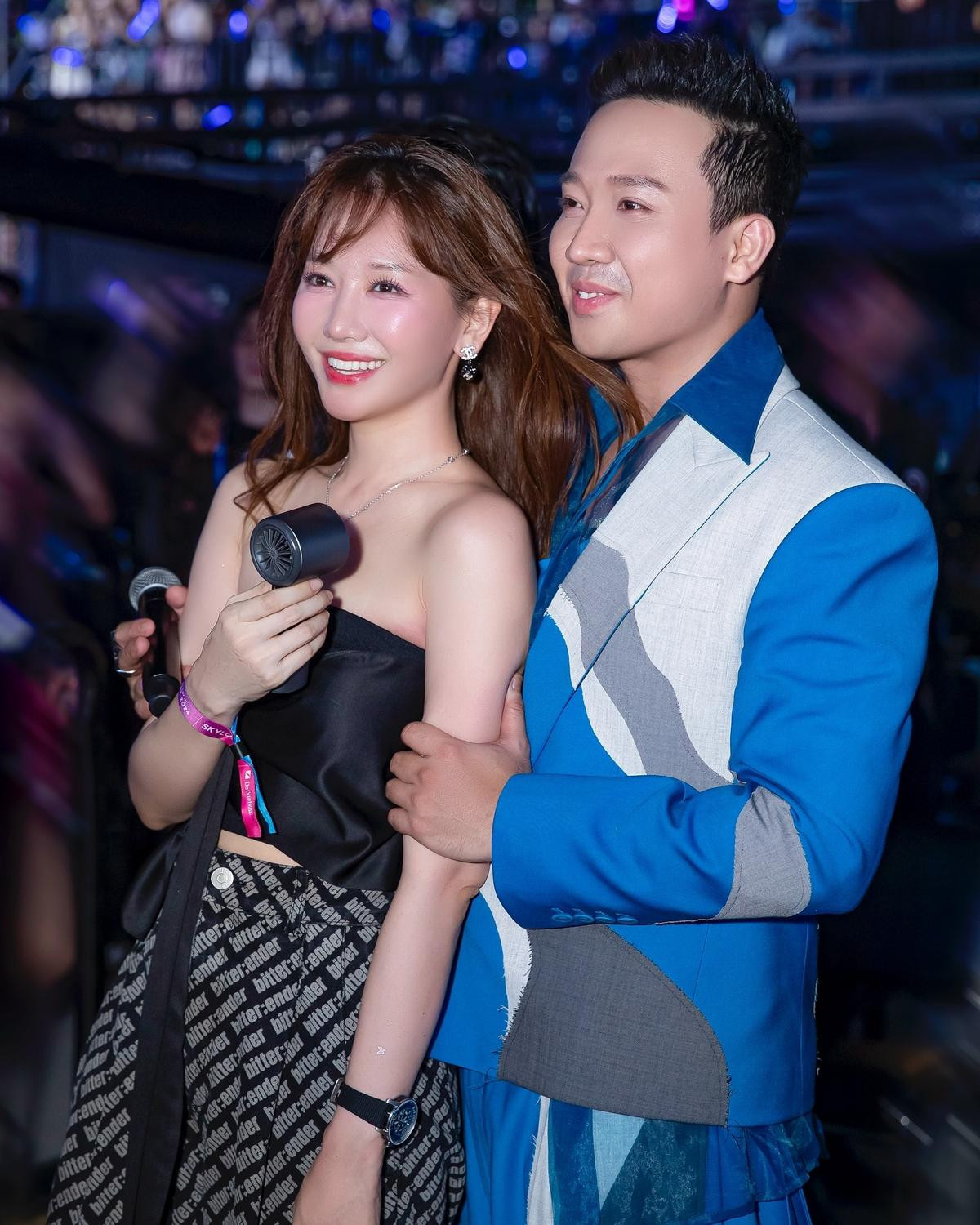 Có thể là hình ảnh về 2 người và văn bản