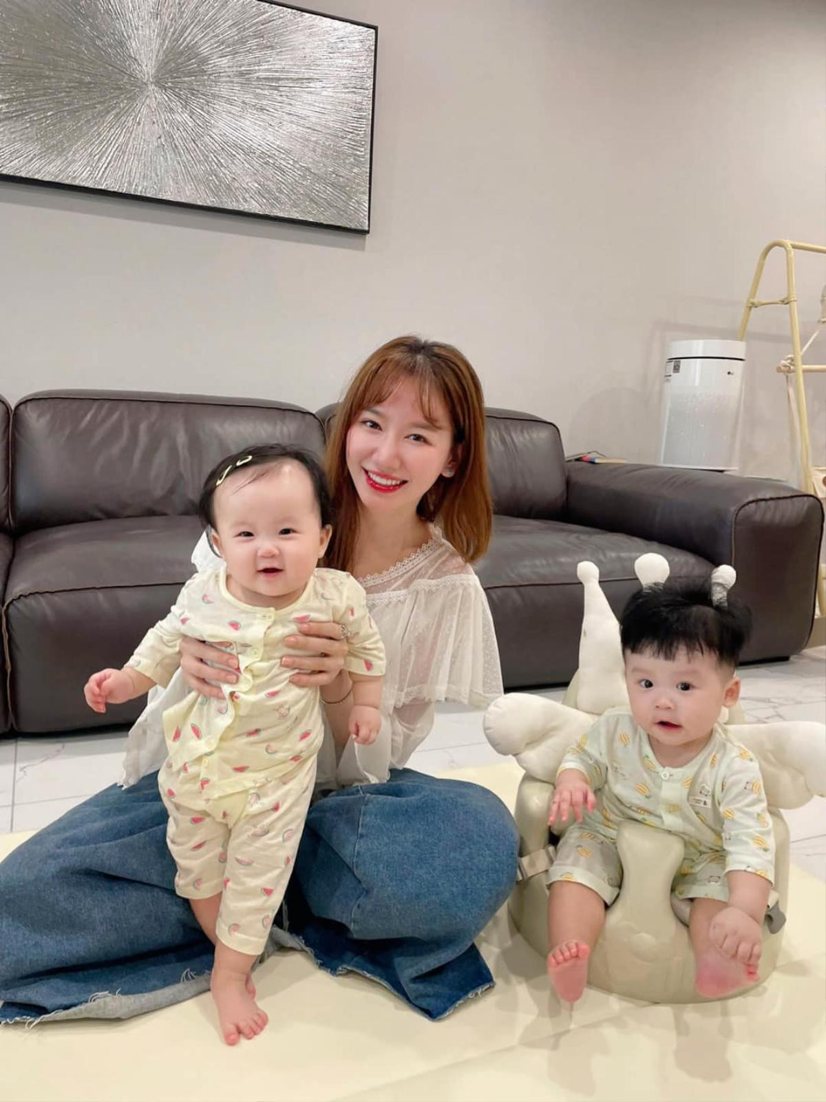 Có thể là hình ảnh về 2 người và em bé