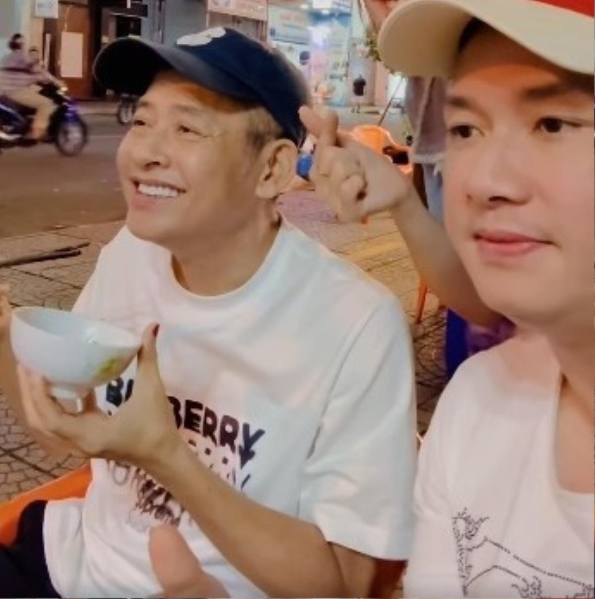 Nghệ sĩ Tấn Beo đi lại khó khăn, bật khóc khi đồng nghiệp tới thăm Ảnh 4