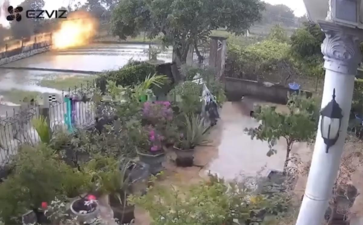 Clip sấm sét 'nổ như bom' giữa làng quê yên bình, ngôi làng chìm trong nỗi sợ Ảnh 2