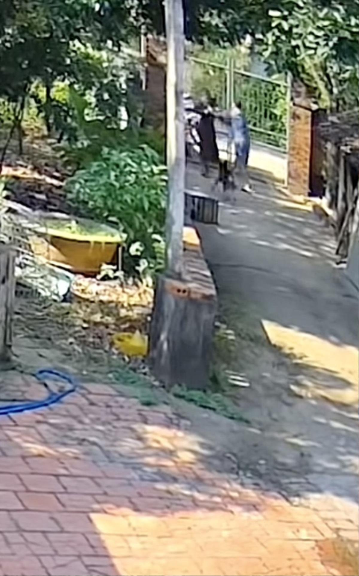'Ninja' phi thẳng vào nhà dân, chủ nhà rượt đuổi căng thẳng và cái kết cười vỡ bụng Ảnh 2