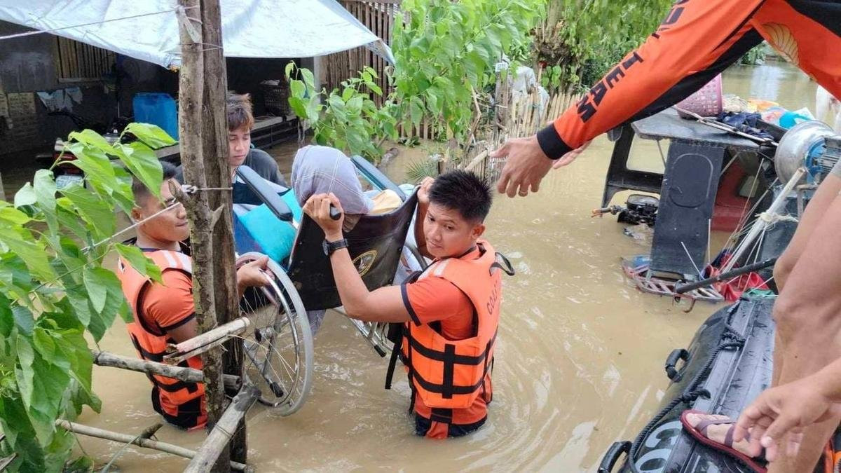 Bão Trà Mi khiến 14 người chết tại Philippines, nước lũ dâng cao đến mái nhà Ảnh 2