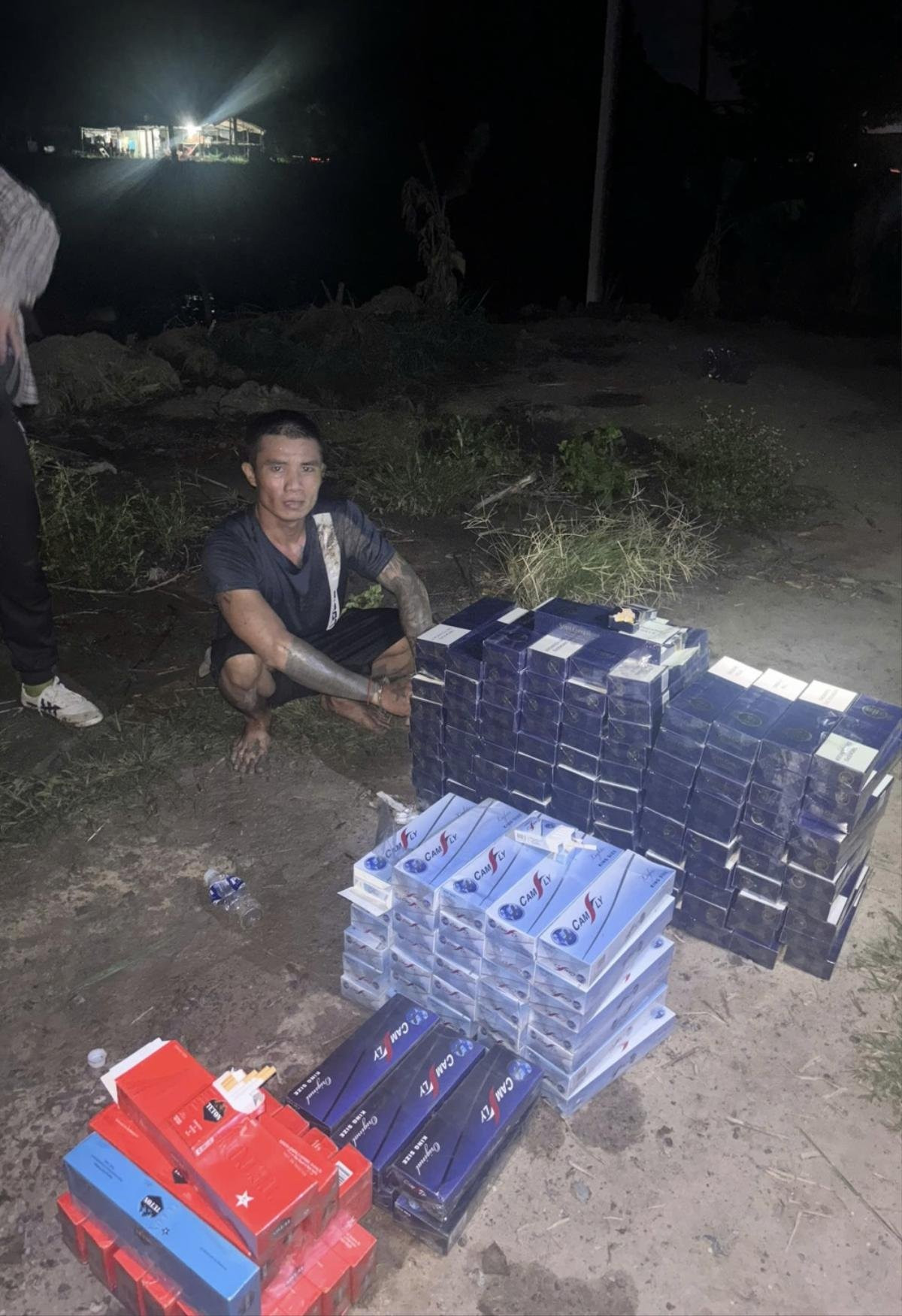 Gặp công an, đối tượng chở túi ni lông khả nghi bỏ chạy, bí mật bất ngờ bên trong Ảnh 2