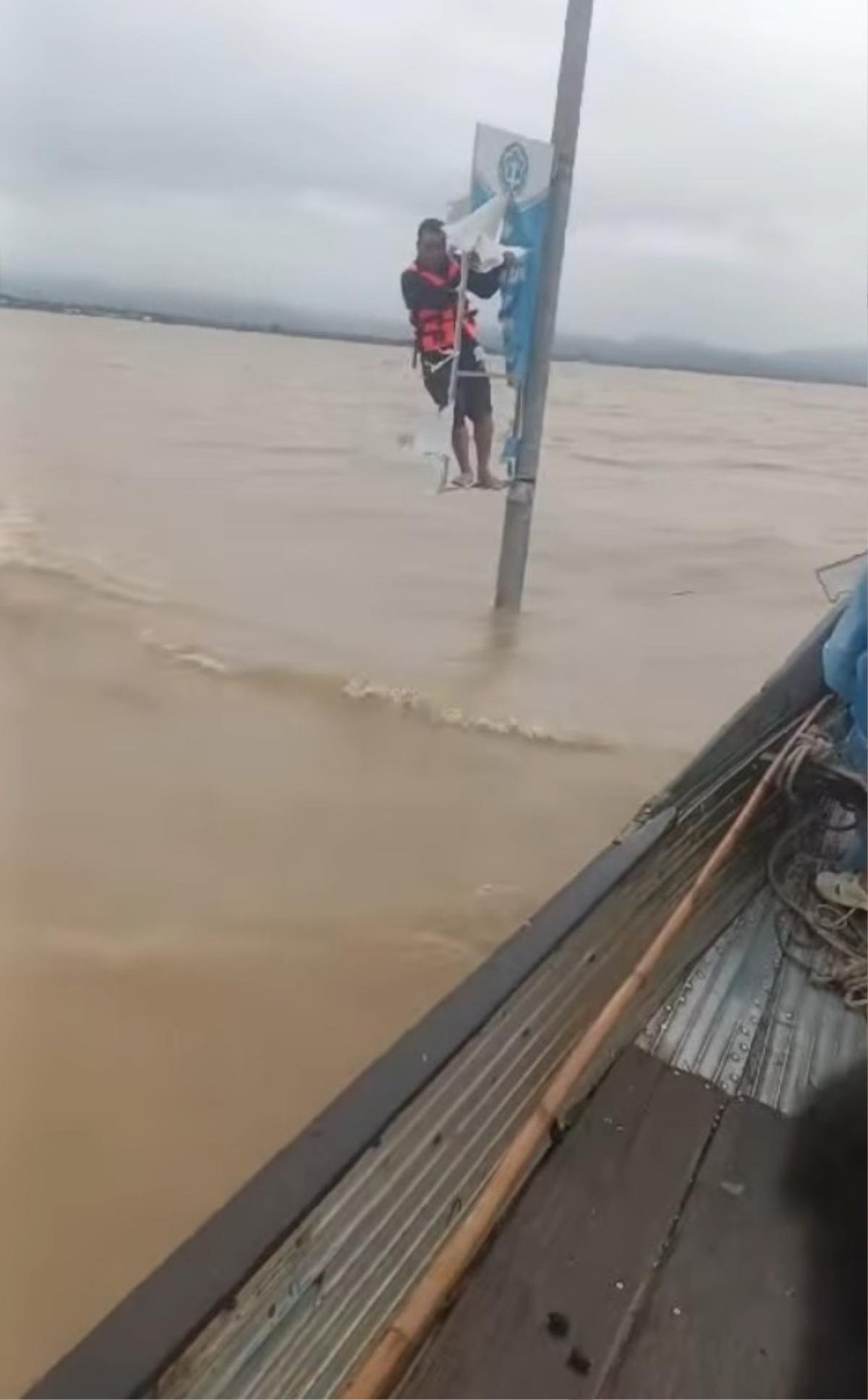 Lật đò khi chạy lũ ở Quảng Bình: Cụ ông bám vào cột điện may mắn thoát cửa tử Ảnh 1