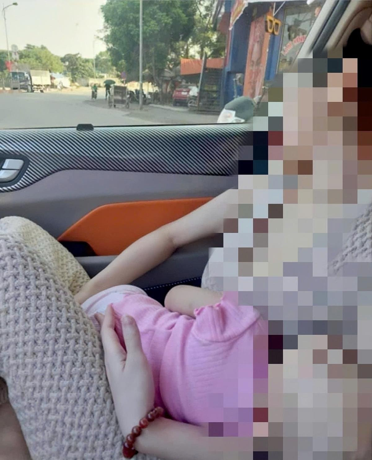Cô gái bế con ngủ quên trên xe ô tô của, tài xế liền có hành động gây phẫn nộ Ảnh 1