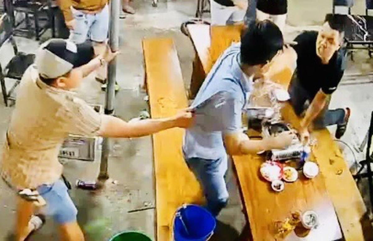 Vợ xin số bạn cũ, chồng ghen tuông đâm chết người tại quán nhậu Ảnh 1