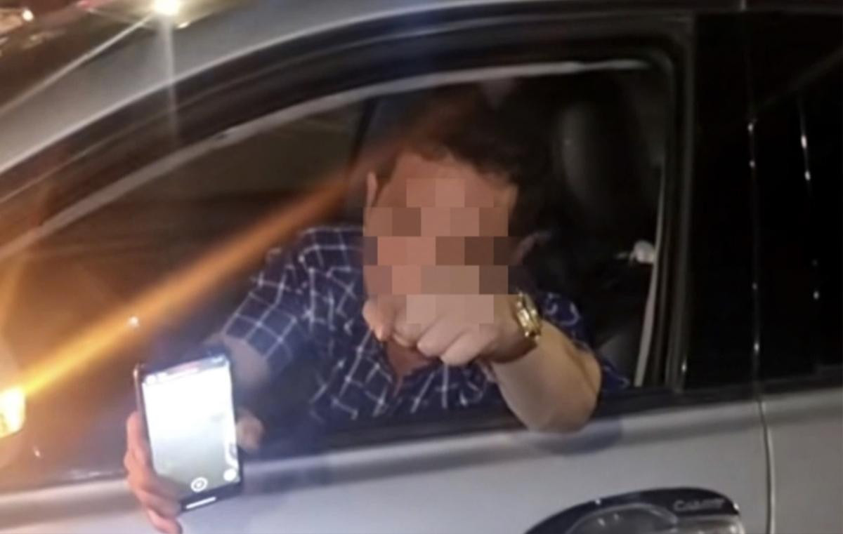 Tài xế say xỉn lái ô tô, chửi bới người đi đường: Phạt hơn 7 triệu đồng Ảnh 1