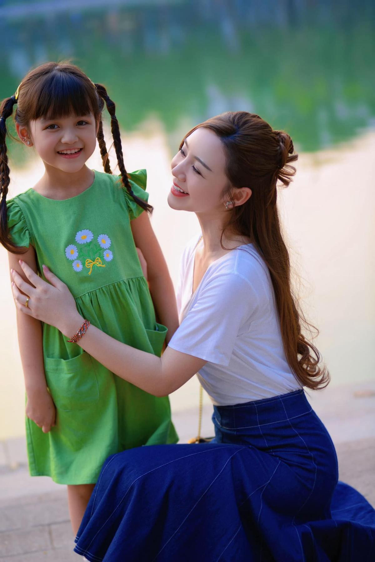 Có thể là hình ảnh về 2 người và trẻ em