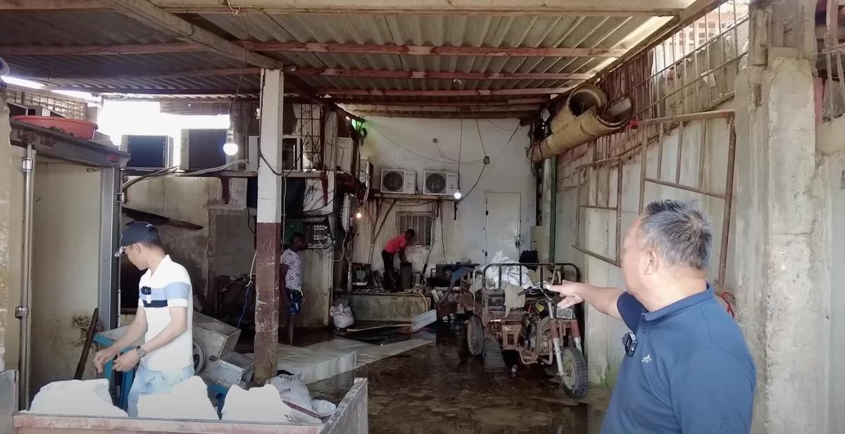 Choáng với mức lương Quang Linh Vlogs trả cho bố khi sang Angola Ảnh 2