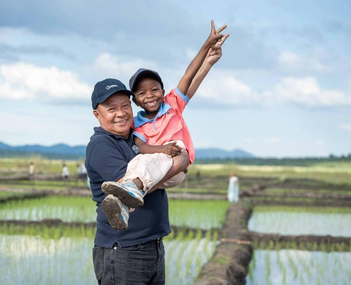 Choáng với mức lương Quang Linh Vlogs trả cho bố khi sang Angola Ảnh 3
