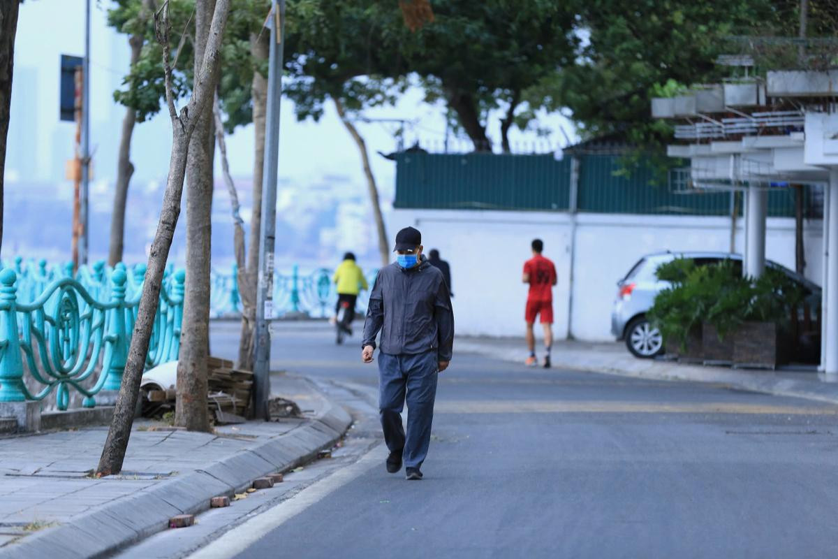 Chùm ảnh: Người dân Thủ đô đón đợt rét đầu tiên năm 2024 Ảnh 3