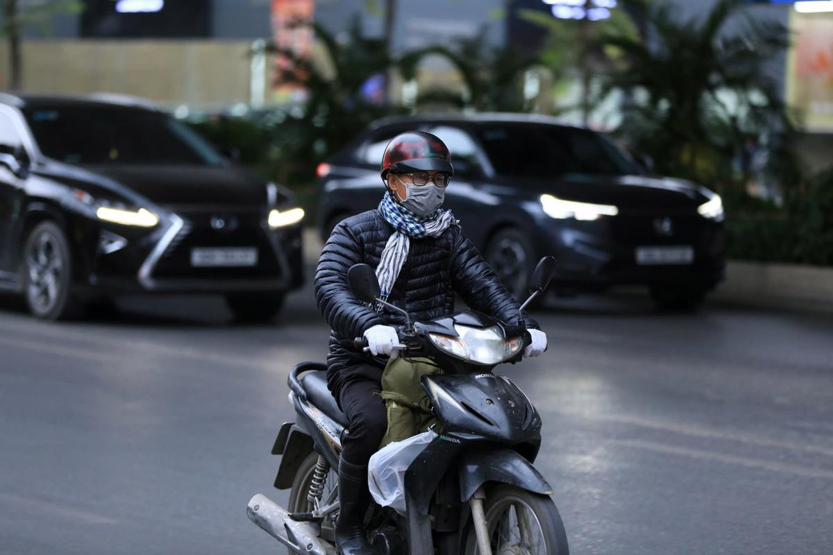 Chùm ảnh: Người dân Thủ đô đón đợt rét đầu tiên năm 2024 Ảnh 4