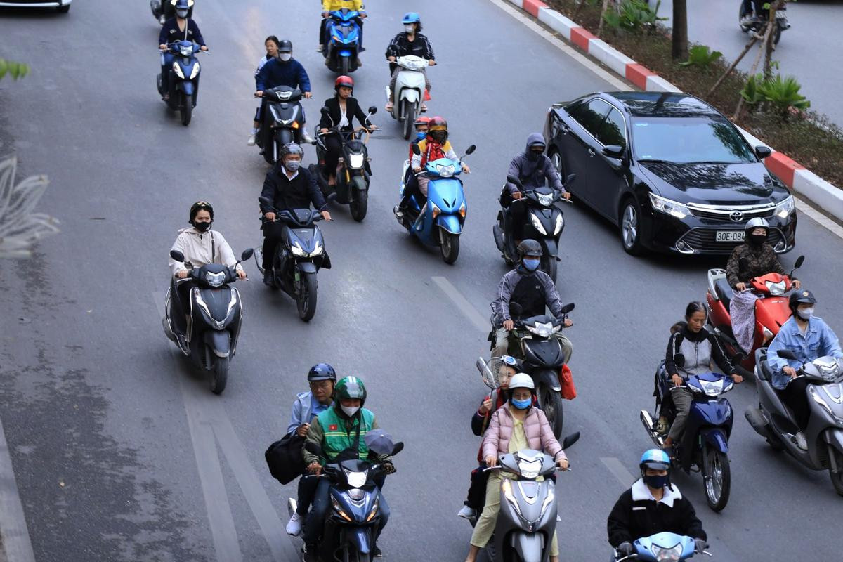 Chùm ảnh: Người dân Thủ đô đón đợt rét đầu tiên năm 2024 Ảnh 1