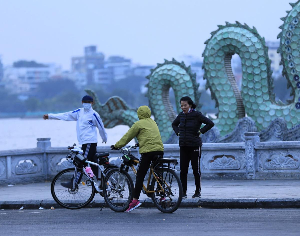 Chùm ảnh: Người dân Thủ đô đón đợt rét đầu tiên năm 2024 Ảnh 2