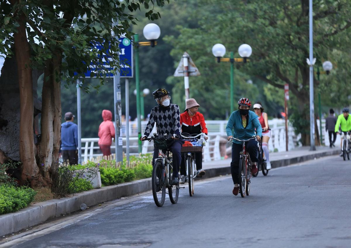 Chùm ảnh: Người dân Thủ đô đón đợt rét đầu tiên năm 2024 Ảnh 7