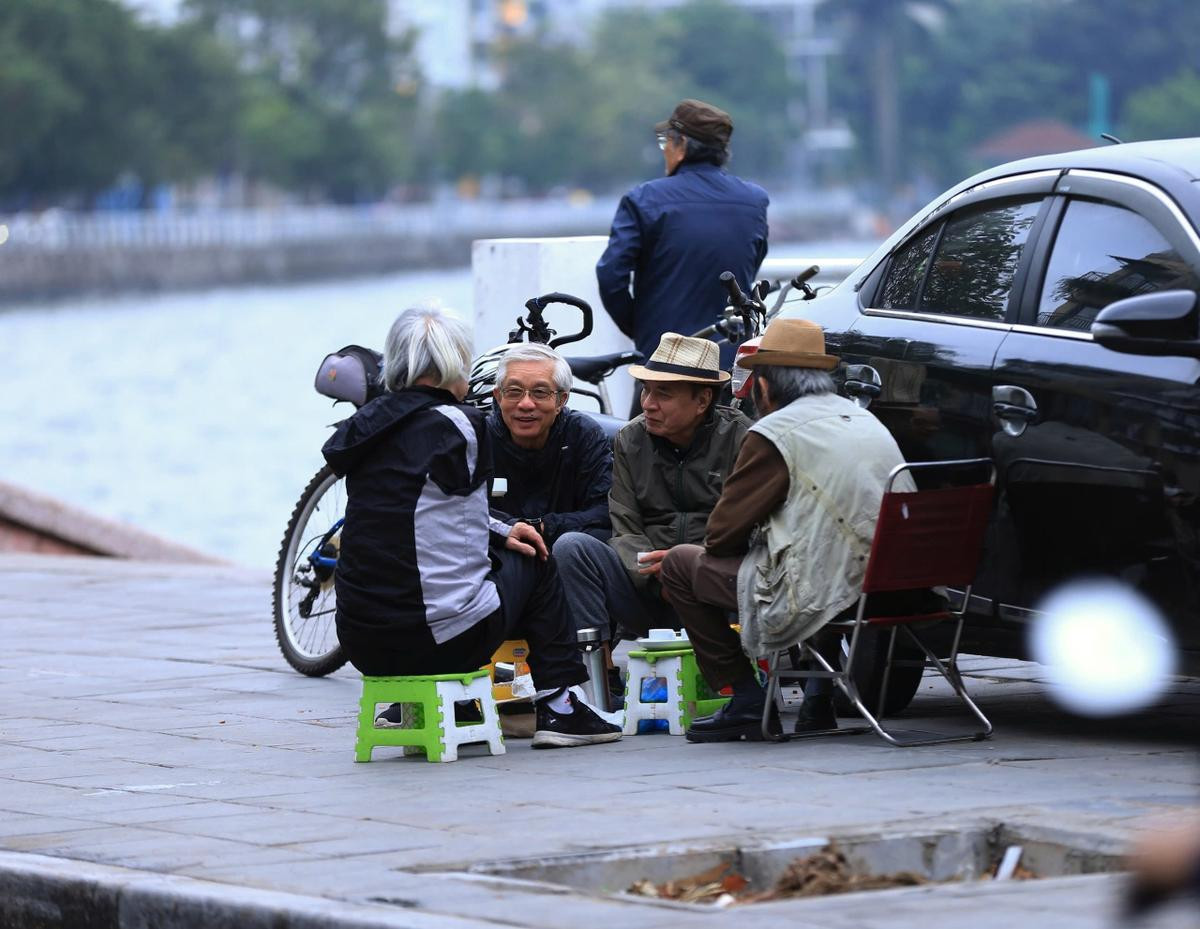 Chùm ảnh: Người dân Thủ đô đón đợt rét đầu tiên năm 2024 Ảnh 5