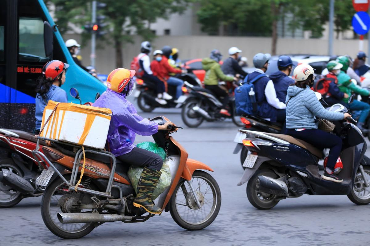 Chùm ảnh: Người dân Thủ đô đón đợt rét đầu tiên năm 2024 Ảnh 10