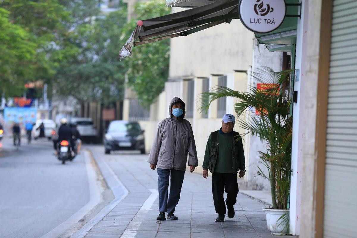 Chùm ảnh: Người dân Thủ đô đón đợt rét đầu tiên năm 2024 Ảnh 11