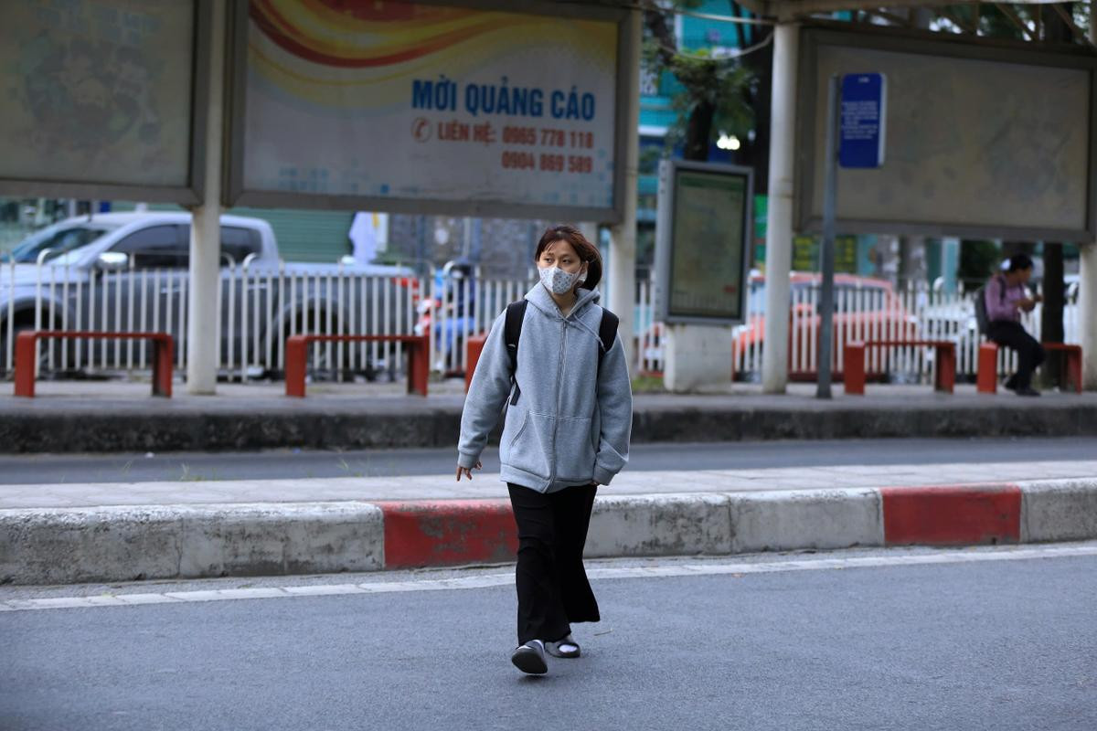 Chùm ảnh: Người dân Thủ đô đón đợt rét đầu tiên năm 2024 Ảnh 17